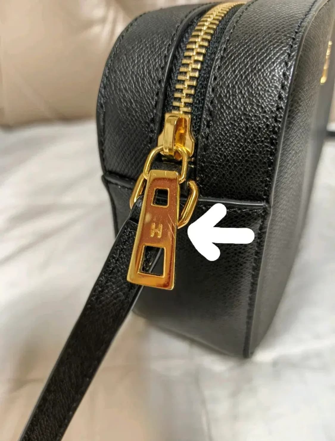 해지스 hazzys 블랙 가죽 큐빅 퍼피 카메라백 크로스백 상품이미지7