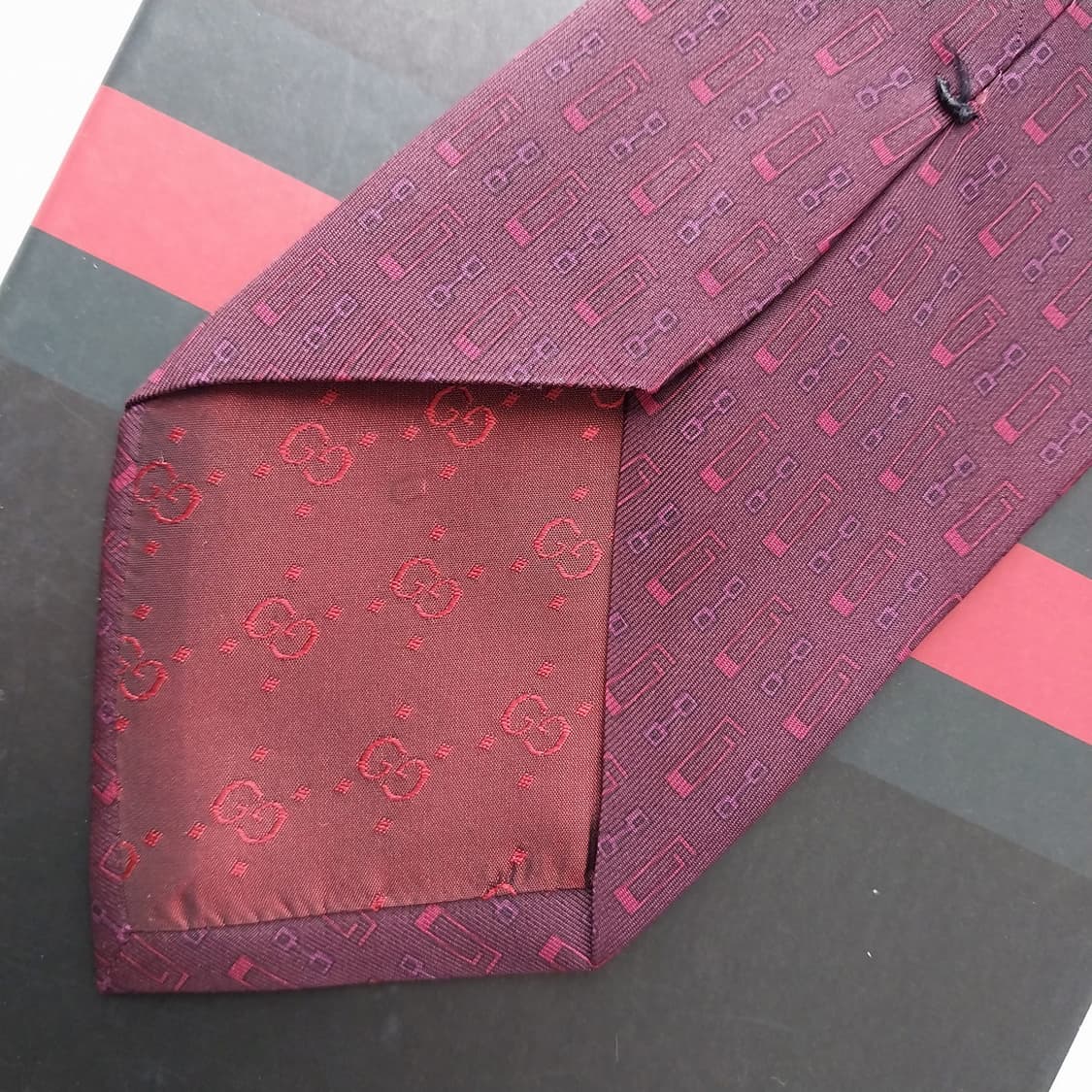 구찌 g로고 전체 패턴 넥타이 버건디 컬러 9.3cm A등급 K2620 상품이미지7