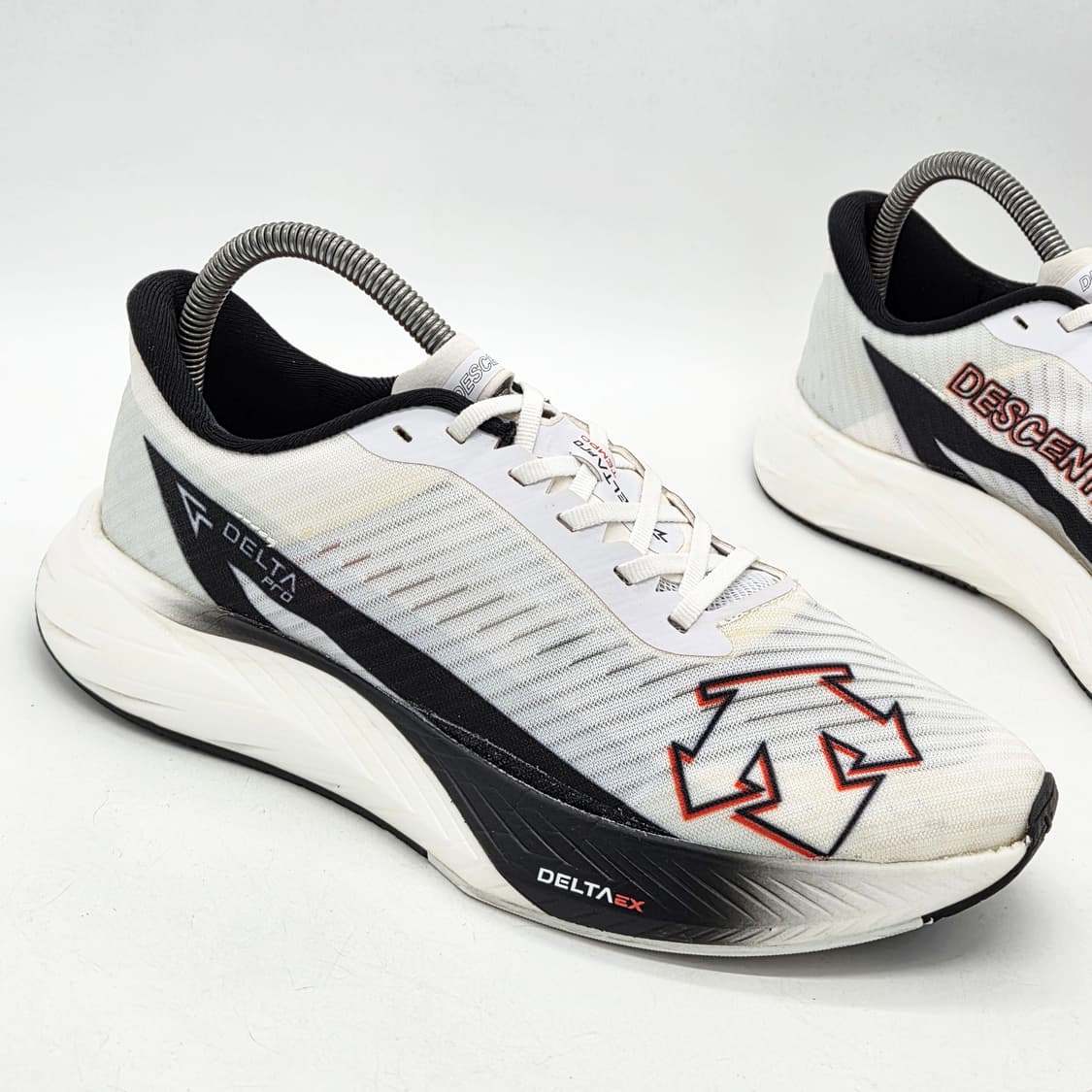 데쌍트 델타프로 템포 러닝화 흰/검 (265) 상품이미지5