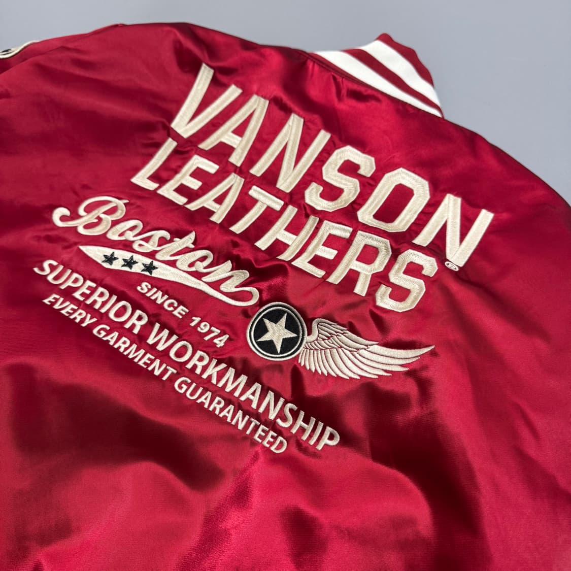 밴슨(VANSON) 레드 스펠아웃 로고 후면 자수 나일론 스타디움 자켓 상품이미지7