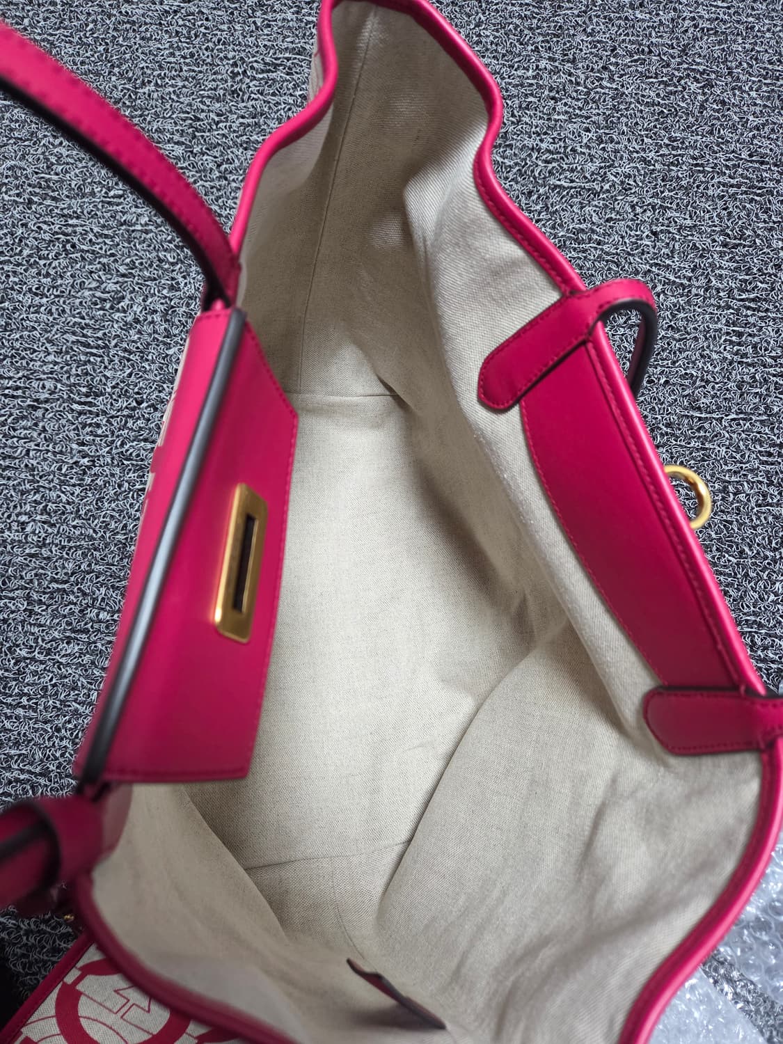 페라가모 간치니 로고 토트백 리브스 상품이미지6