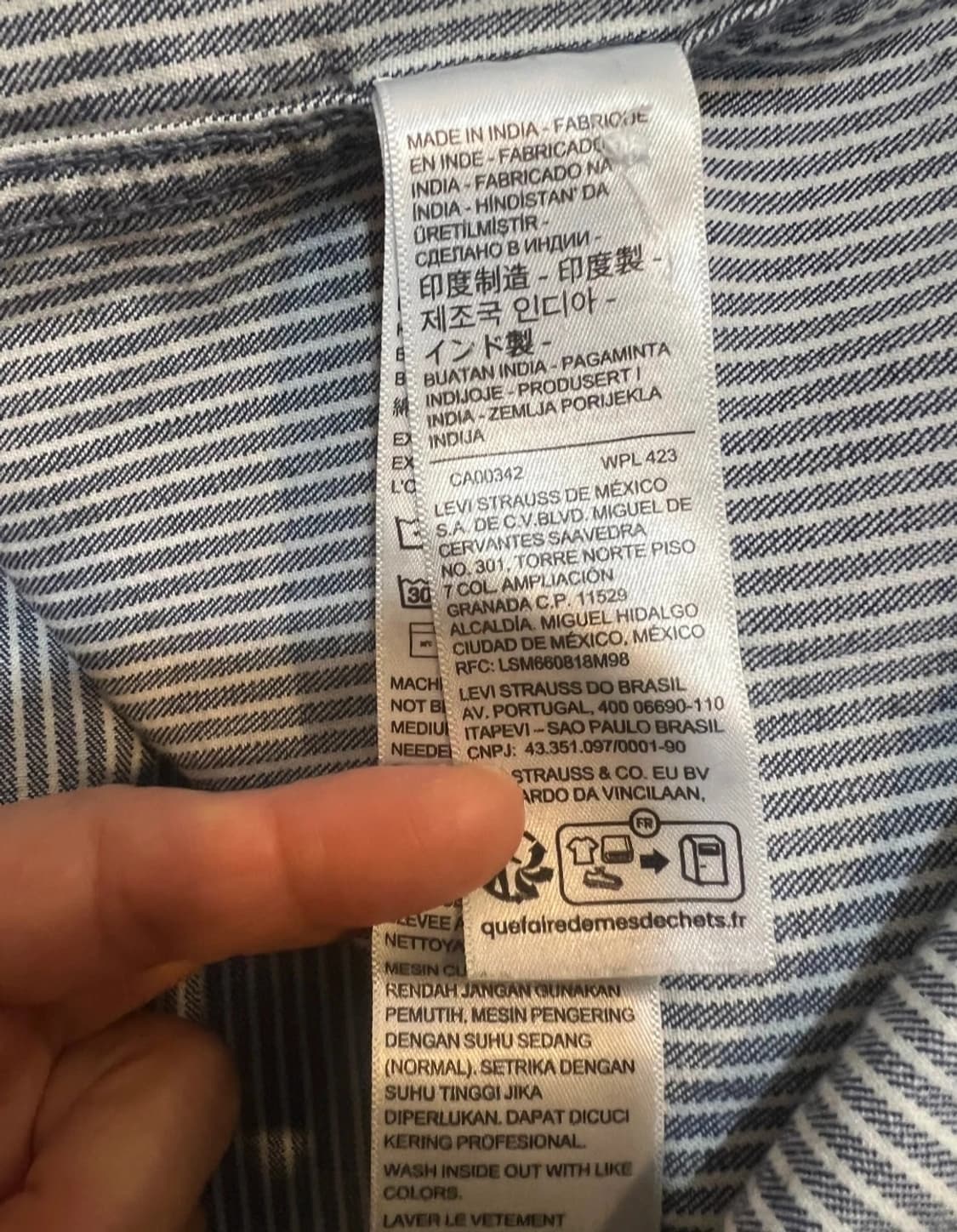 리바이스웨스턴 네이비 스트라이프 코튼긴팔셔츠

 상품이미지7