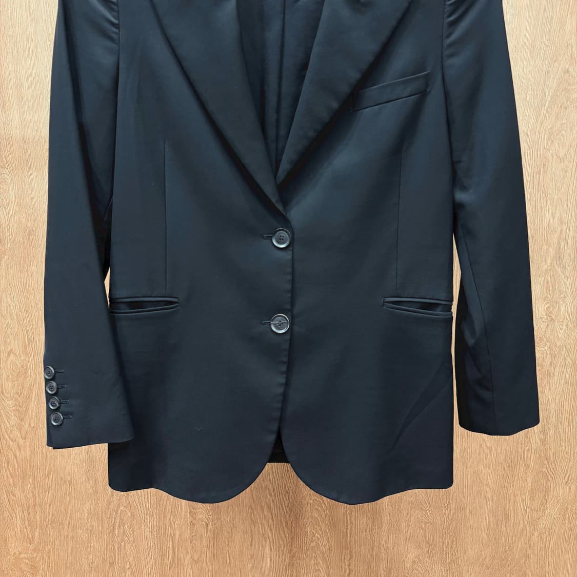 구찌 긴팔 울 테일러드 자켓 피크드 라펠 투 버튼 커프스 디테일 블랙 상품이미지5