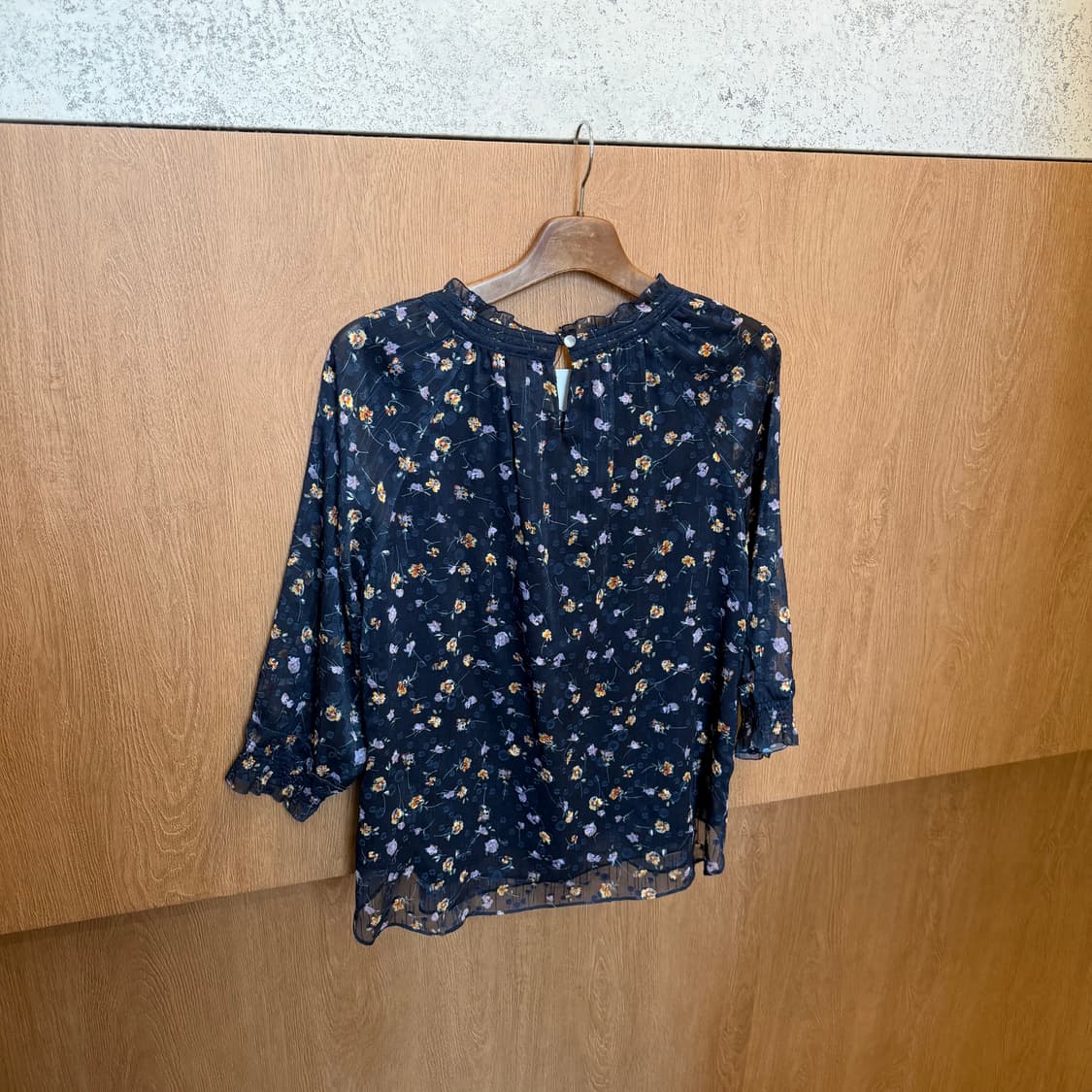 BCBG 브이넥 롱슬리브 블라우스 플라워 패턴 디테일 루즈핏 네이비 상품이미지6