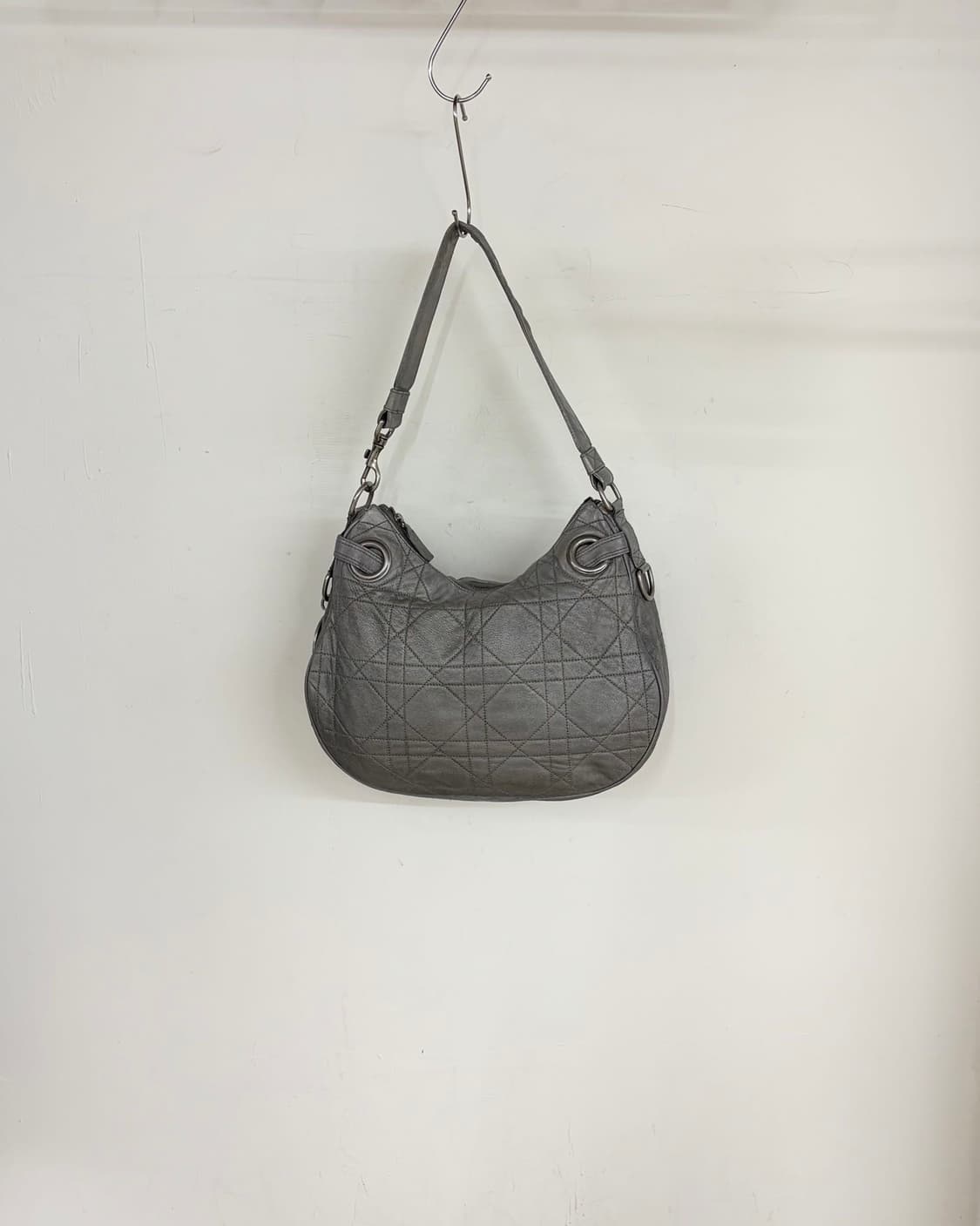 디올 그레이 까나쥬 퀄팅 가죽 호보백  상품이미지5