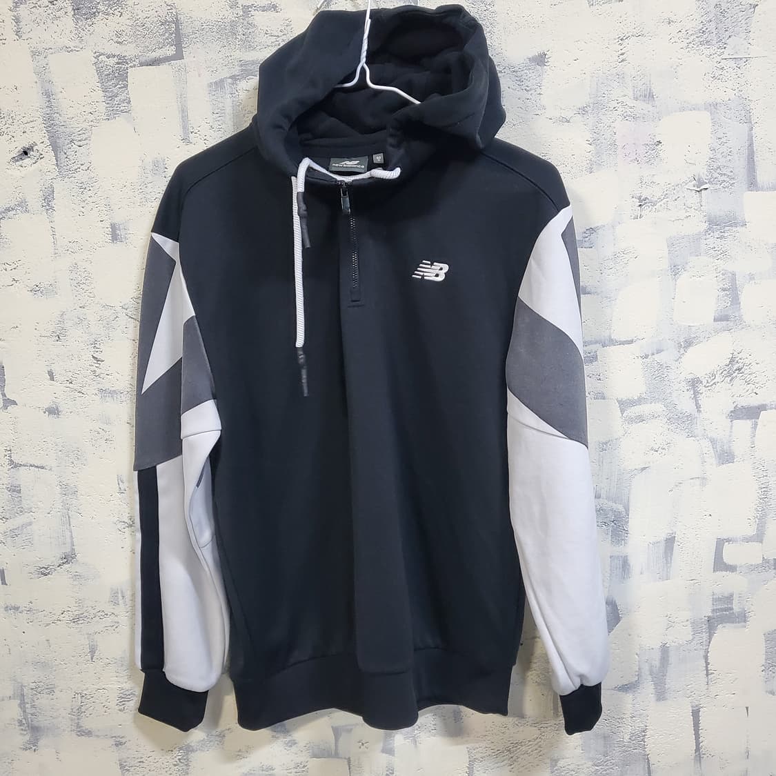 뉴발란스 블랙 배색 반집업 후드티  상품이미지1