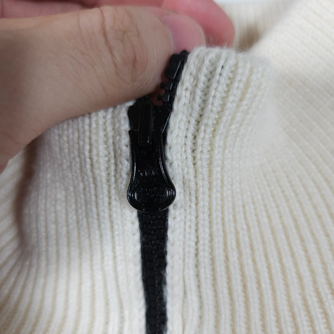 씨피컴퍼니 렌즈 반집업 니트 상품이미지4