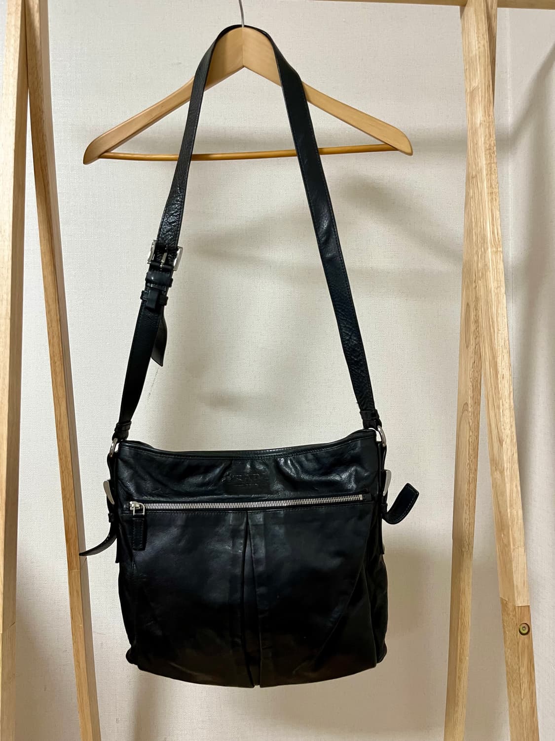 프라다 블랙 송아지 가죽 크로스백 정품 상품이미지1