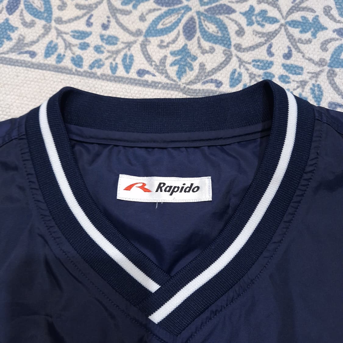 RAPIDO 라피도 네이비 화이트 라이닝 로고패치 올드스쿨 브이넥 웜업 상품이미지7