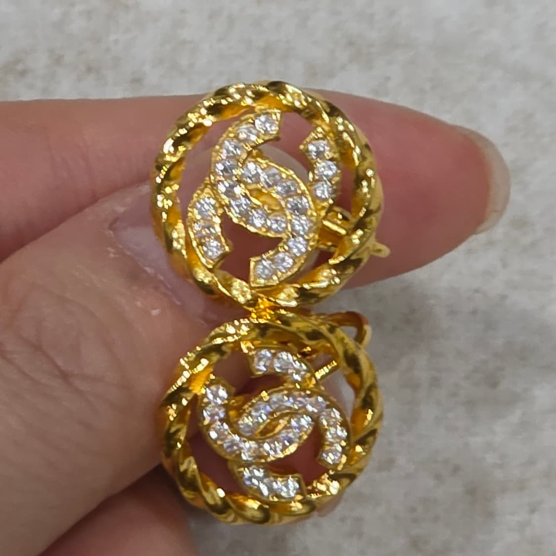 (~연말까지 할인가)샤넬 금장 cc 로고 큐빅 귀걸이 상품이미지1