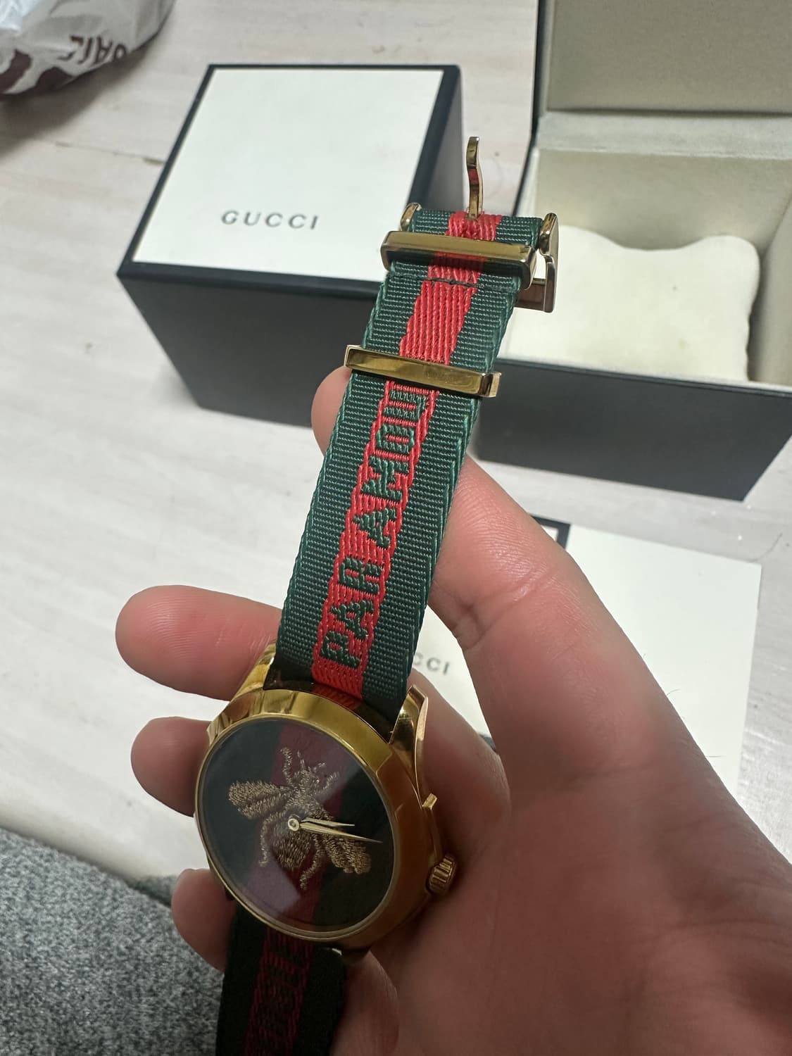 구찌 YA126487B 르 마르셰 드 메르베이 벌 공용 나토시계 상품이미지8