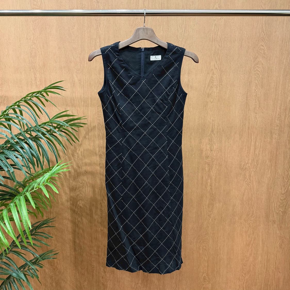 꾸레쥬 브이넥 슬리브리스 원피스 다이아몬드 퀄팅 스티치 패턴 디테일 블랙 상품이미지1