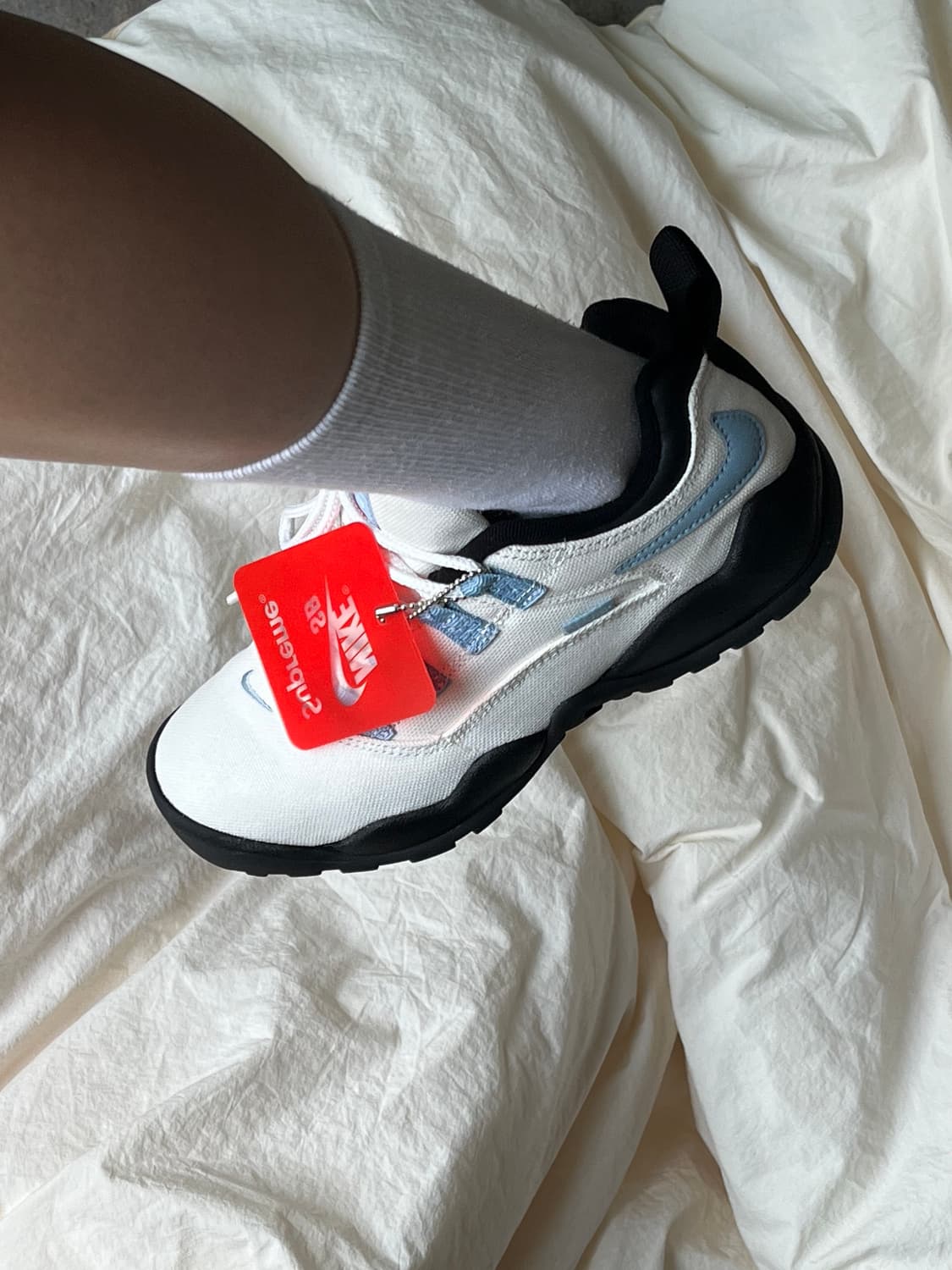 나이키 x 슈프림 sb 다윈 로우 화이트 245 상품이미지1