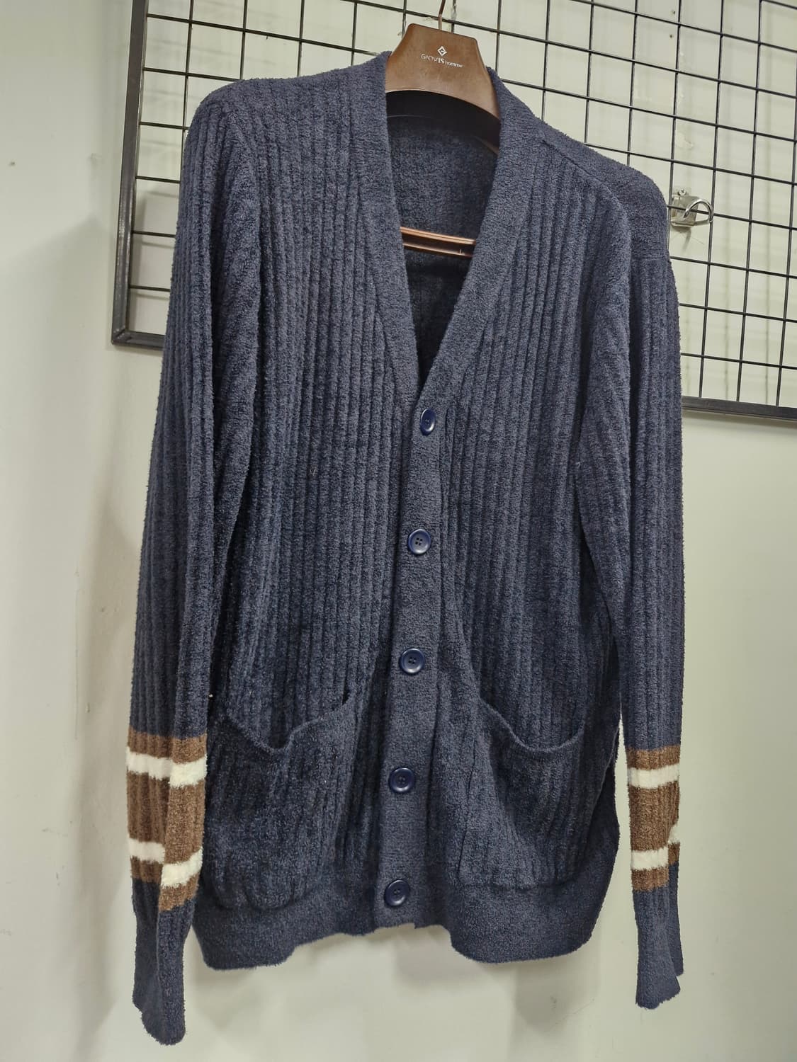 100L 젤라또피케 남성 소매 배색 가디건 네이비. 상품이미지2