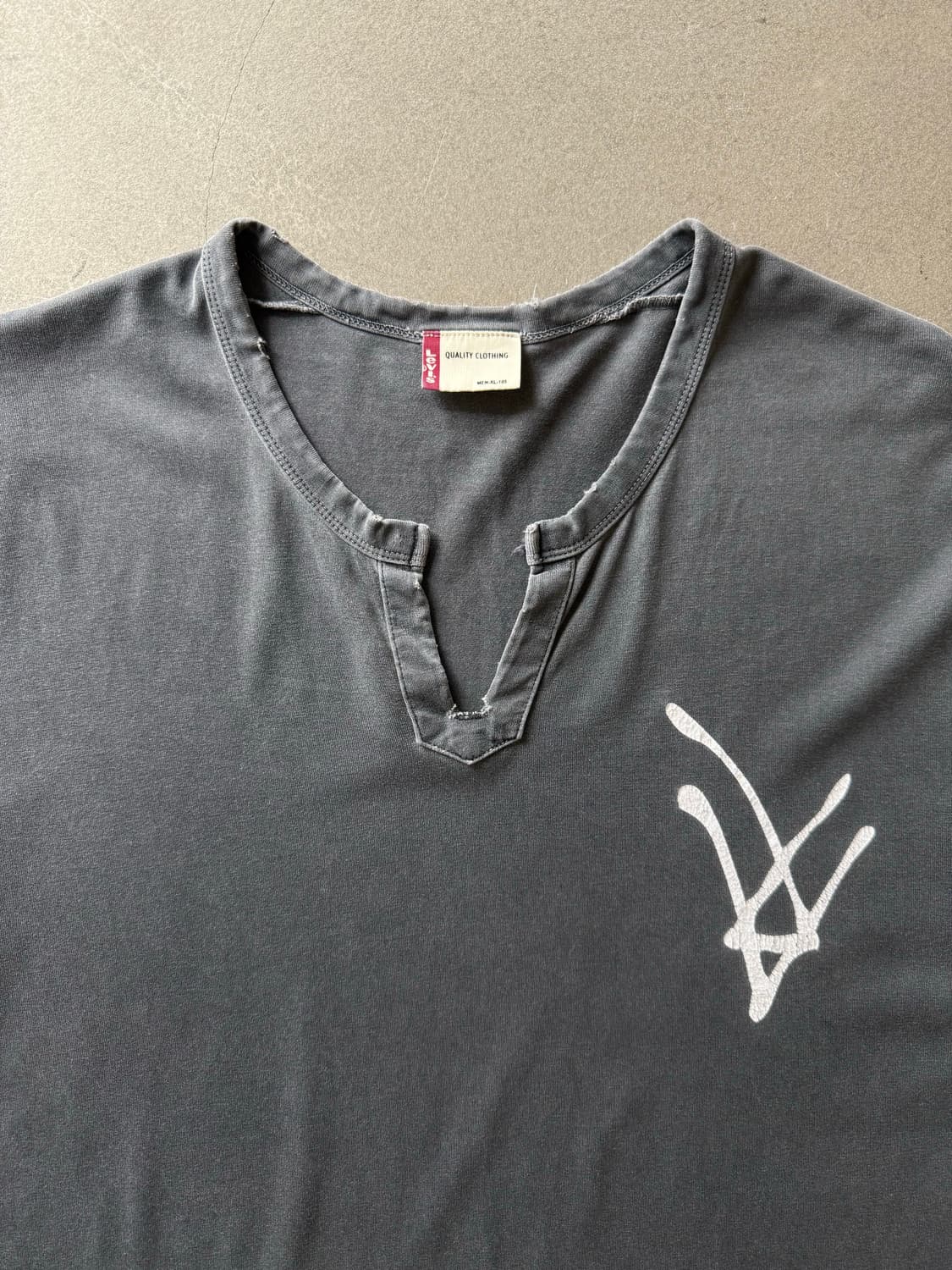 Levi’s Distressed Cut Neck Faded Tee 상품이미지2