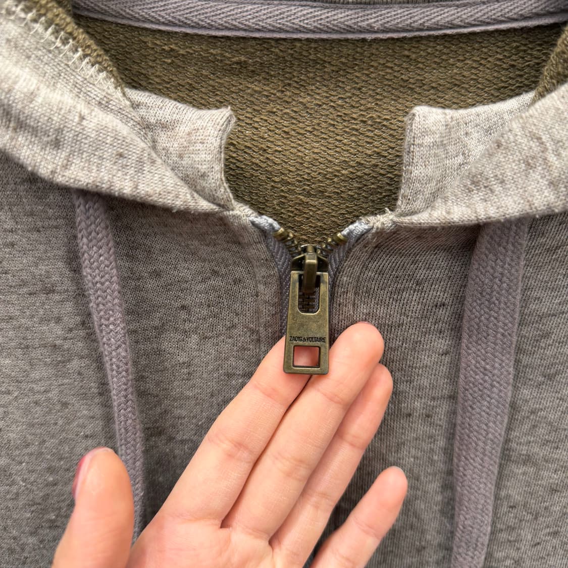 쟈딕 앤 볼테르 후드 집업 배색 안감 애니멀 자수 패치 디테일 그레이 상품이미지6