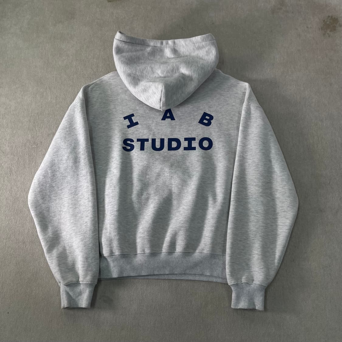 100 아이앱 스튜디오 라이트 그레이 후드티 상품이미지1