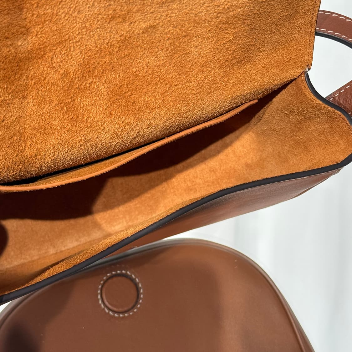 [정품] 셀린느 트리옹프 퀴르 폴코백 레더 브라운 상품이미지6