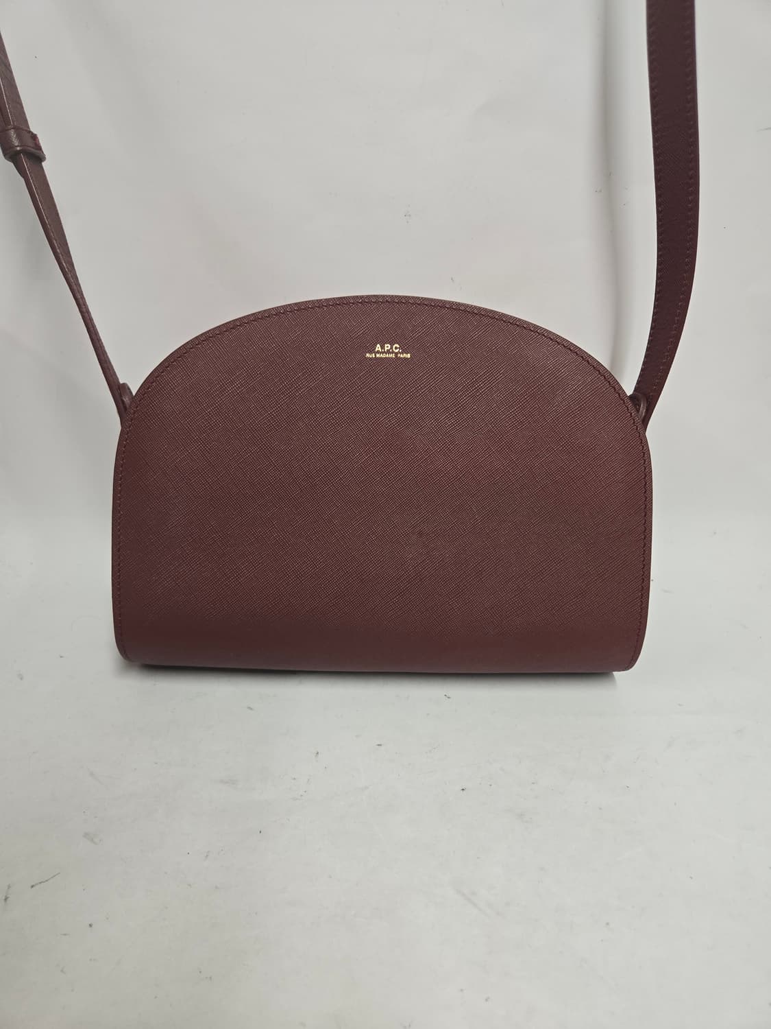 A.P.C. 하프문 크로스백 버건디 상품이미지1