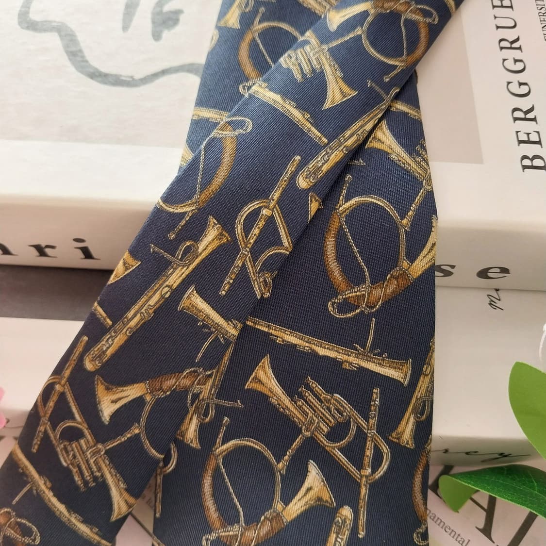 던힐 실크 네이비 트럼펫 패턴 넥타이 9.4cm A+등급 K1647
 상품이미지5