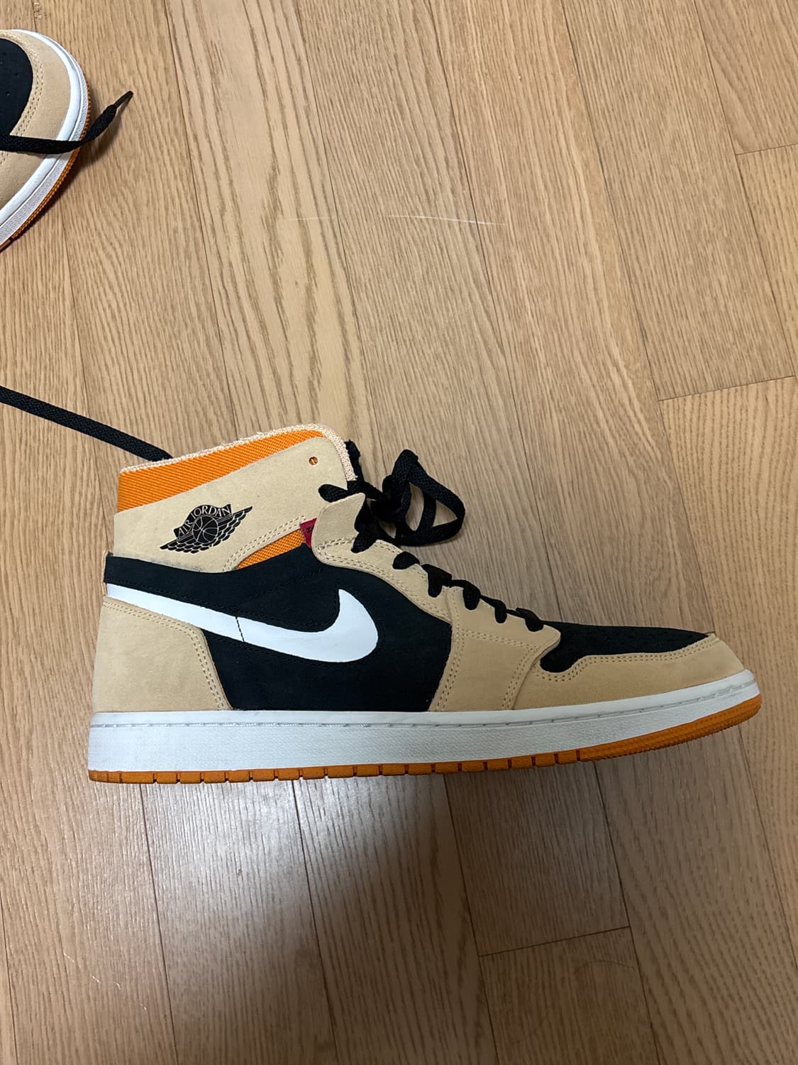 나이키 에어 조던 1 줌 CMFT 하이 베이지/블랙 판매 상품이미지2