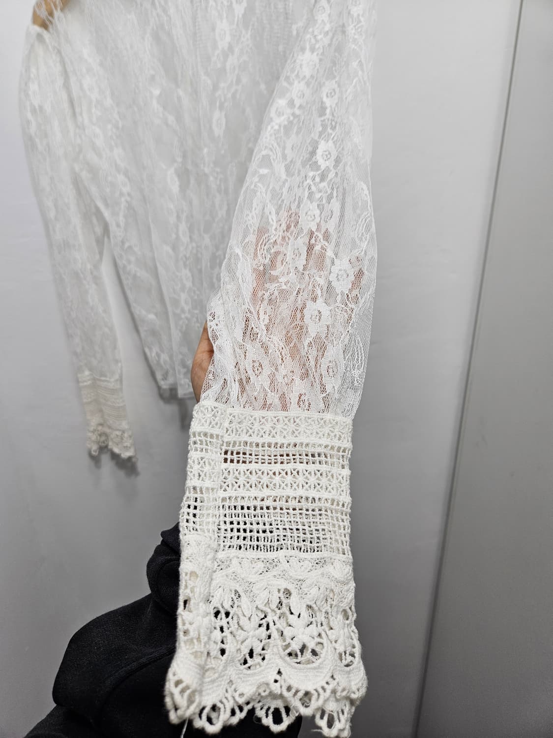 티파니앤 화이트 레이스 긴팔 블라우스 상품이미지7