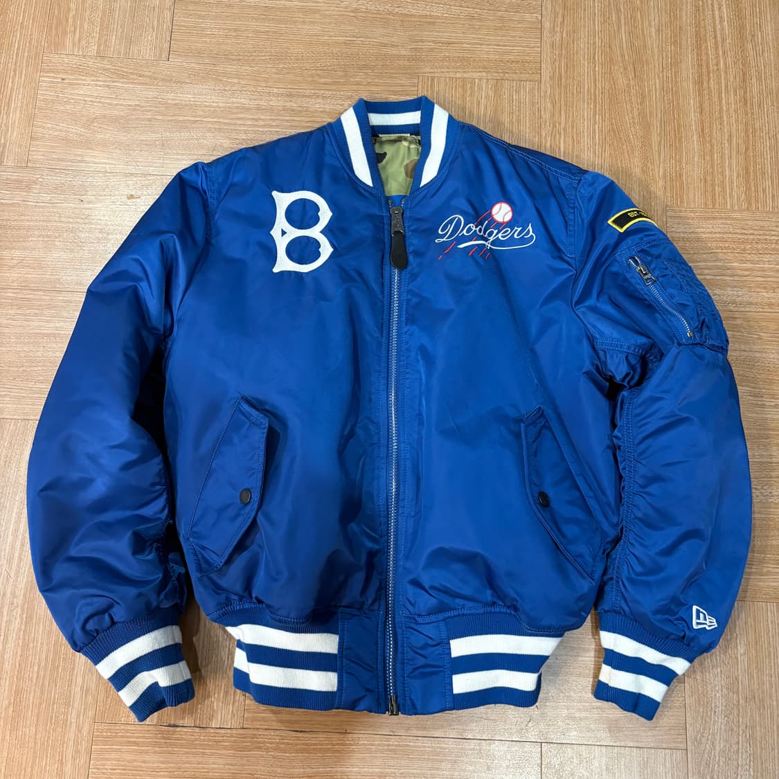 뉴에라 x 알파인더스트리 다져스 카모/블루 리버시블 봄버 자켓 상품이미지5