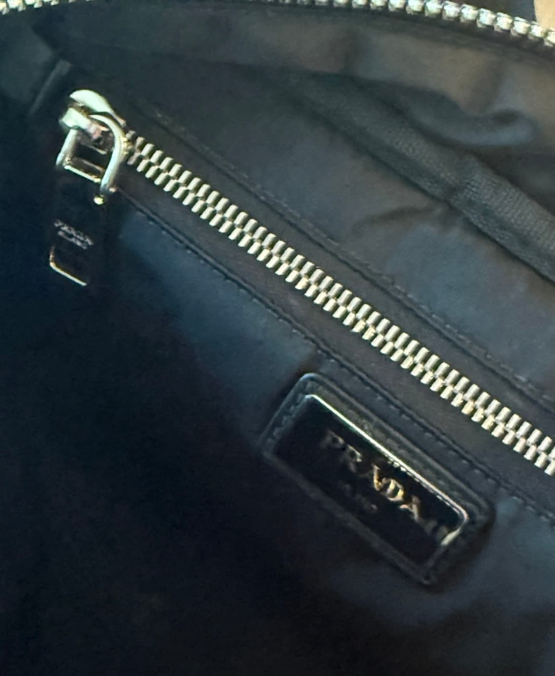 PRADA  테크니컬 나일론 포켓 백팩 상품이미지2