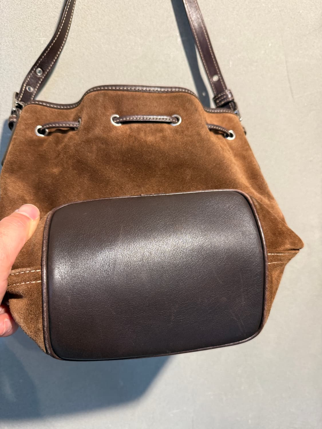 코치 스웨이드 드로우스트링 버킷 숄더백 상품이미지6