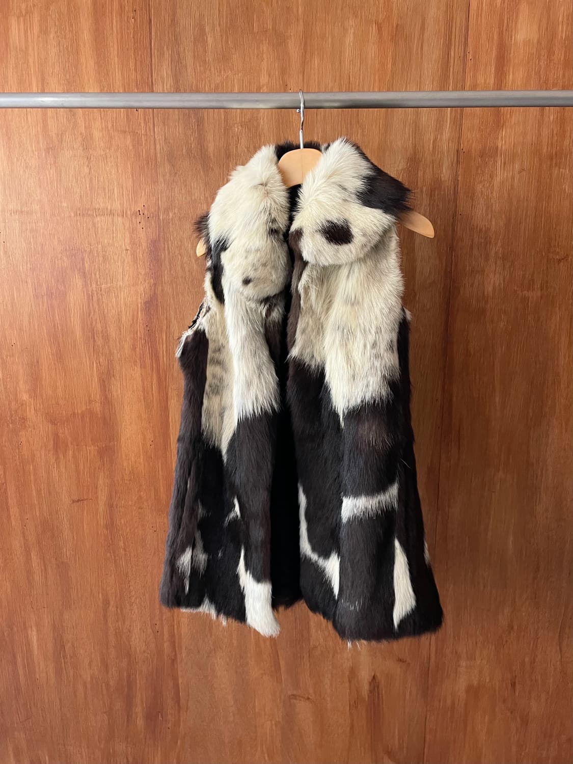 Cowhide print fluffy collar fur vest 상품이미지5