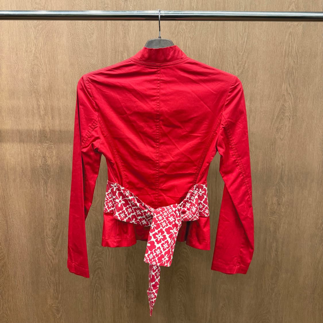 모스키노 진스 딥 브이넥 자켓 허리 플로럴 패턴 배색 타이 디테일 레드 상품이미지3