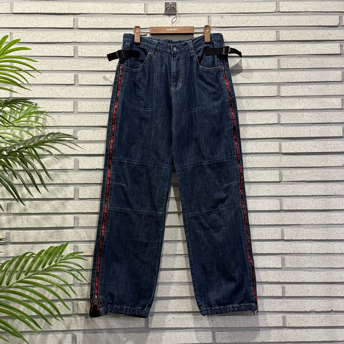 JCB Jeans 유틸리티 데님팬츠 사이드 로고 지퍼 뒷밴딩 디테일 진청 상품이미지1