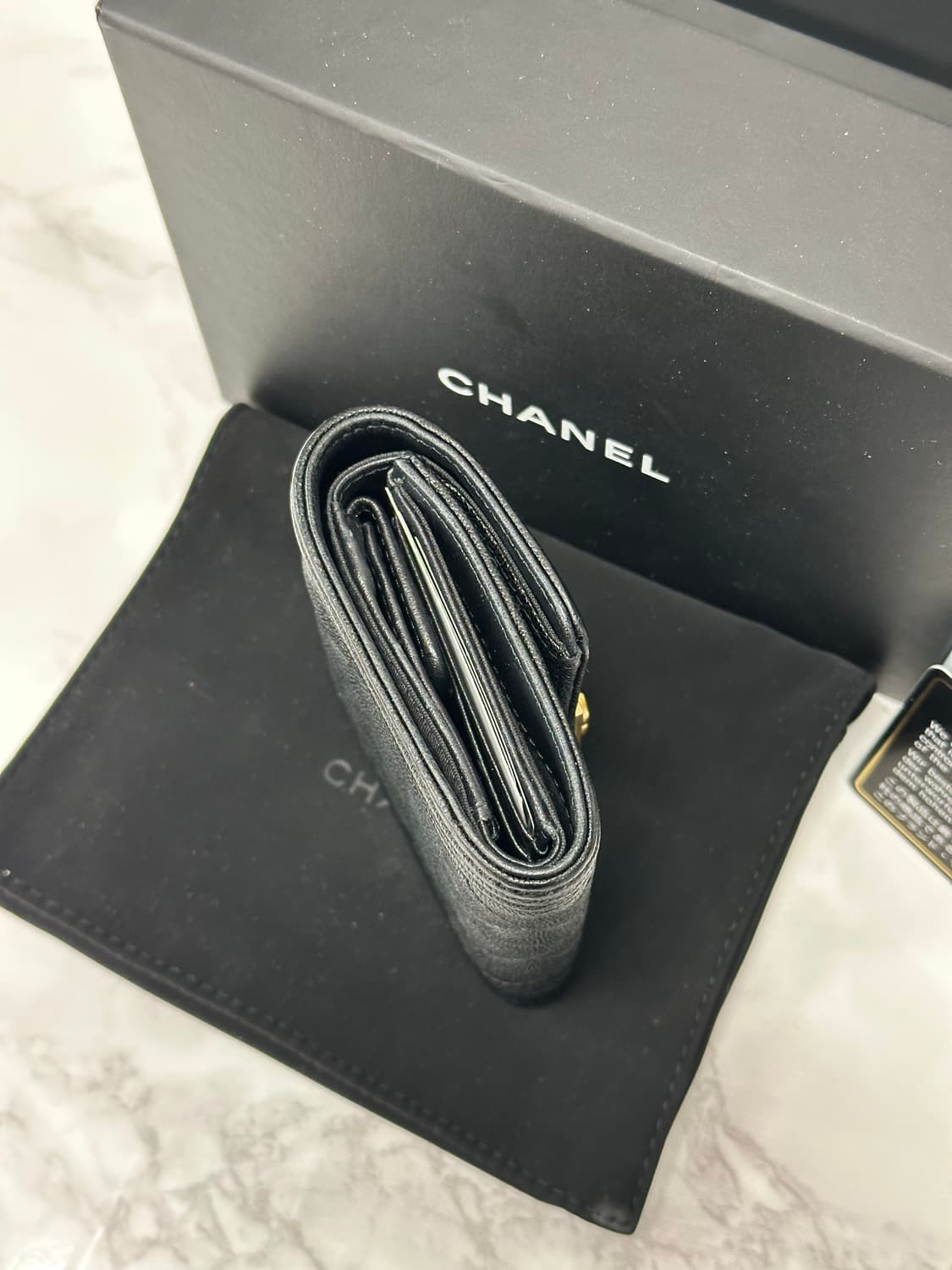 [풀구성] 샤넬 보이 플랩 지갑 카프스킨 골드 상품이미지4