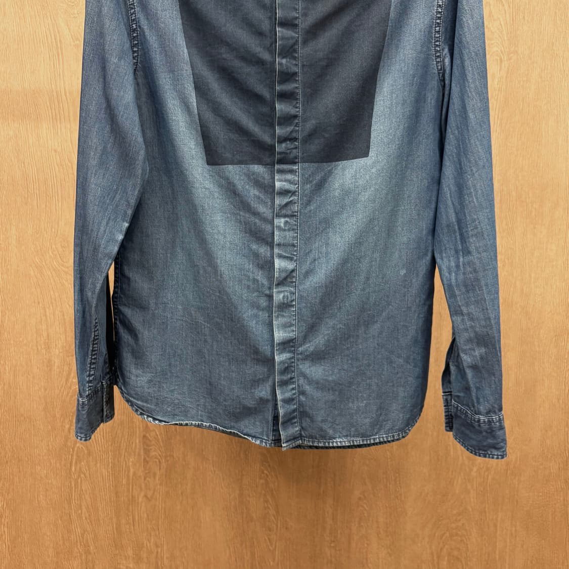 아르마니 익스체인지 코튼 데님 긴팔 셔츠 투톤 패널 배색 디테일 진청 상품이미지5