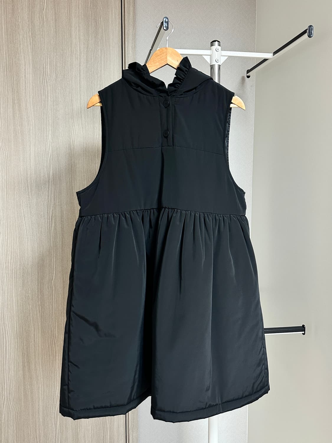 eunoia 유노이아 프릴 후드 패딩 베스트 블랙 상품이미지3