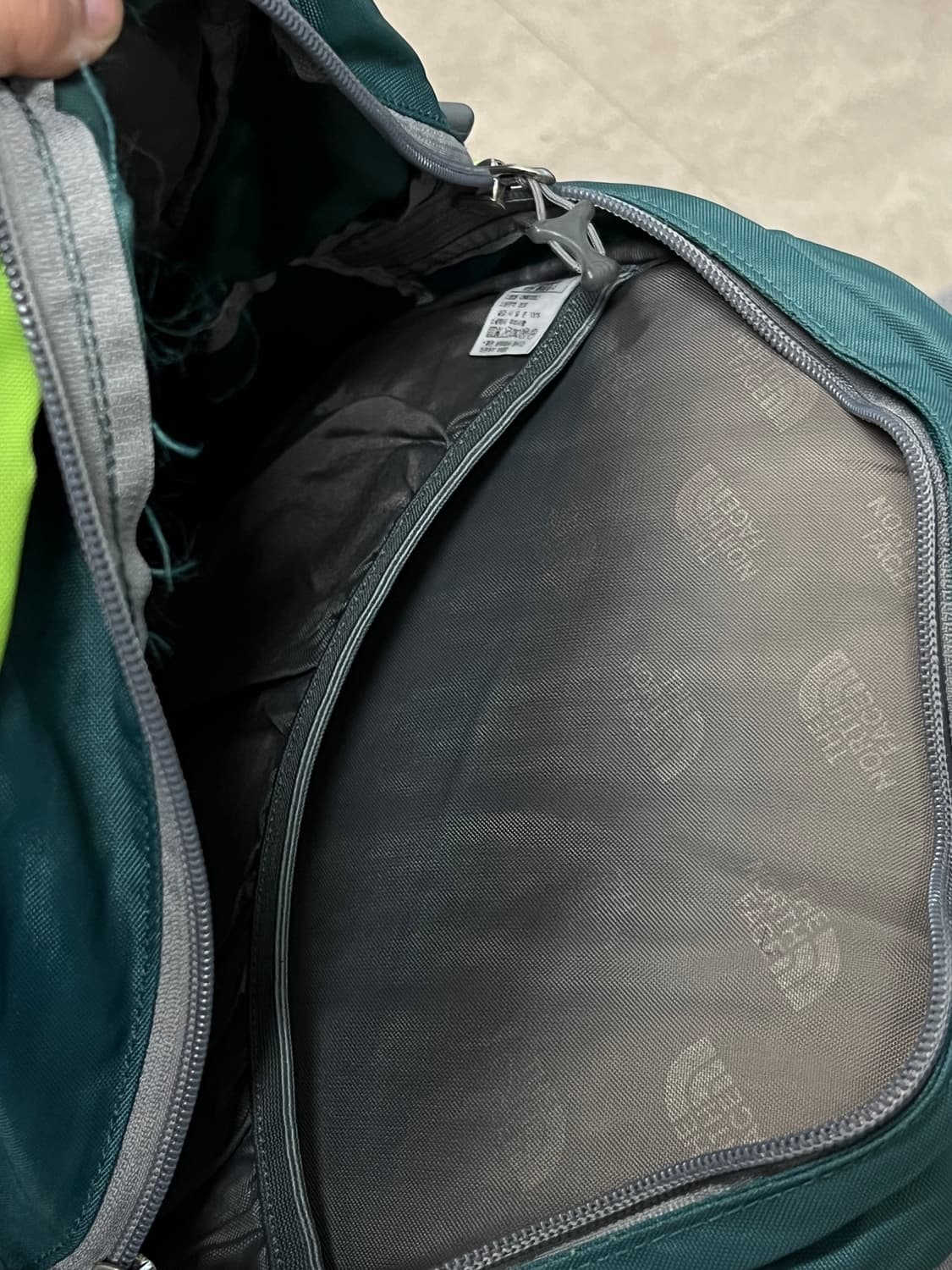 노스페이스 미니 핫샷 백팩 그린 상품이미지5