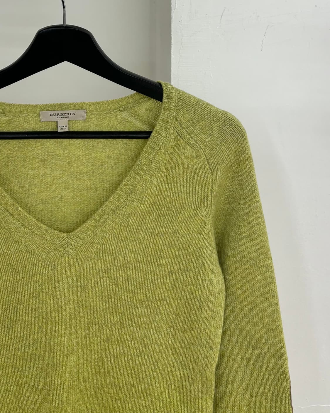 버버리 라임 그린 브이넥 니트 상품이미지4