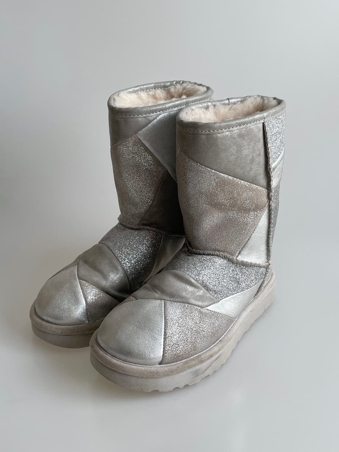 Ugg 실버 패치워크 부츠 상품이미지3