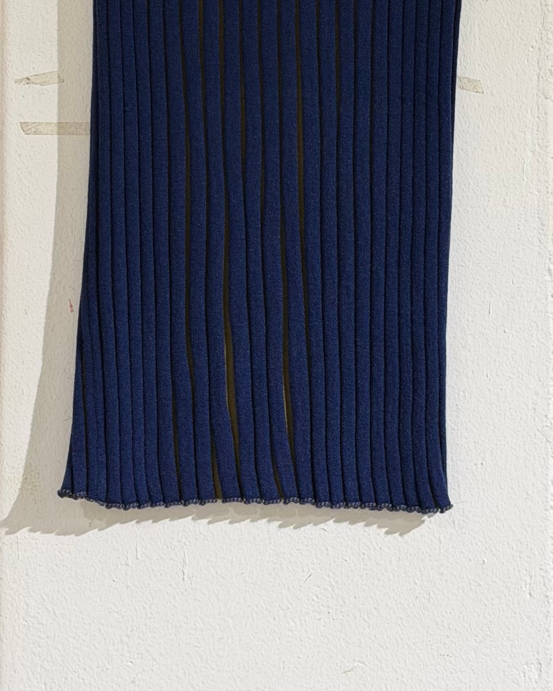 플리츠플리즈 네이비 스트라이프 미디 스커트 상품이미지3