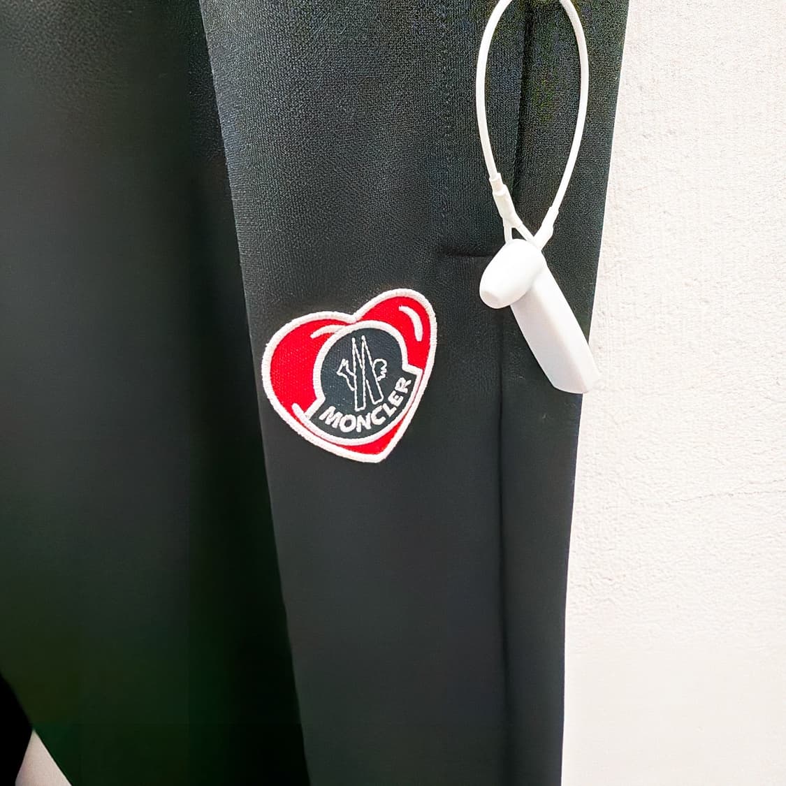 (정품/새상품) MONCLER 몽클레어 남성 블랙 조거팬츠 트랙팬츠 상품이미지2