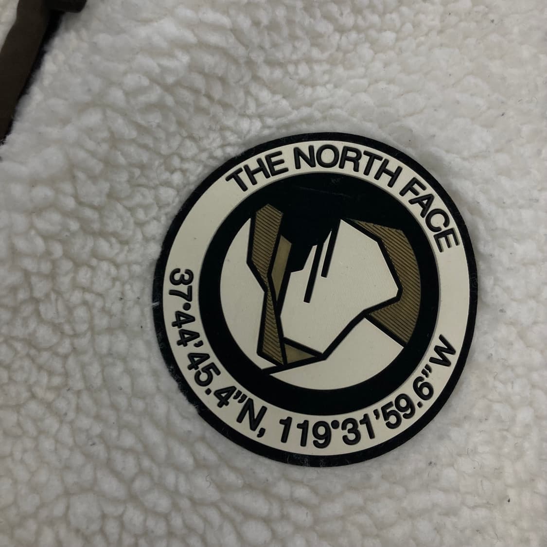 노스페이스 화이트 컬러 스몰 로고 쉐르파 자켓 상품이미지3