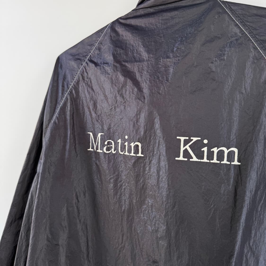 마뗑킴 Matin Kim 로고 코팅 유광 점퍼 블랙 상품이미지5