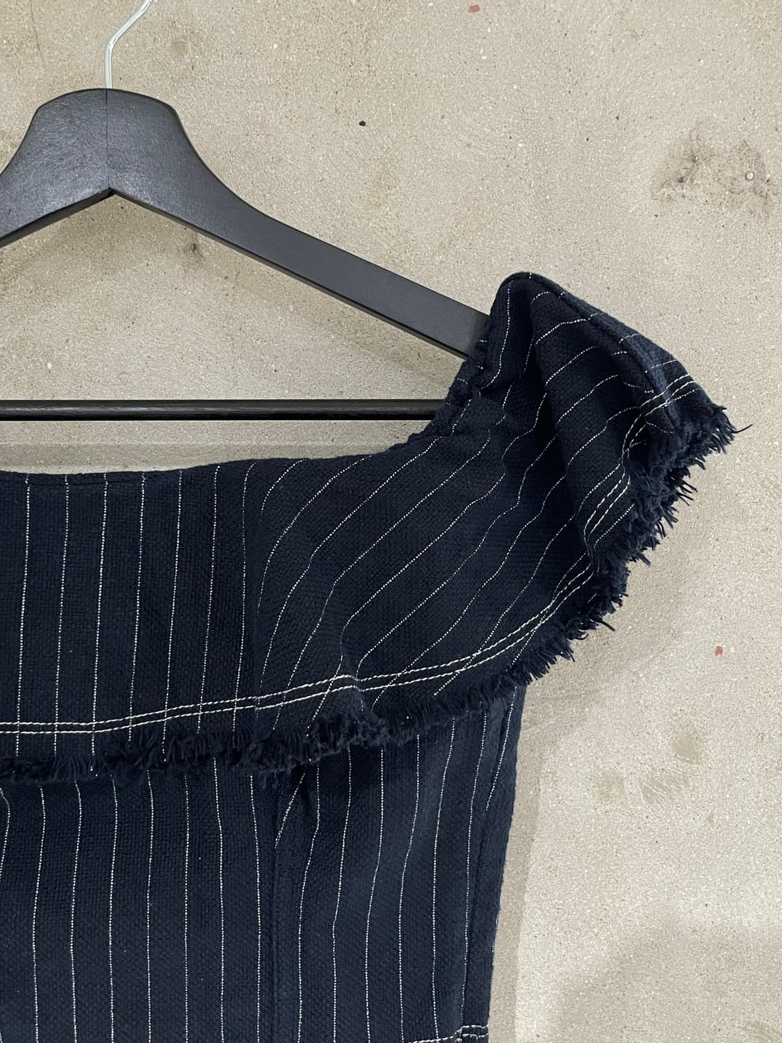 티 바이 알렉산더 왕 다크 네이비 스트라이프 오프 숄더 크롭 탑 상품이미지3