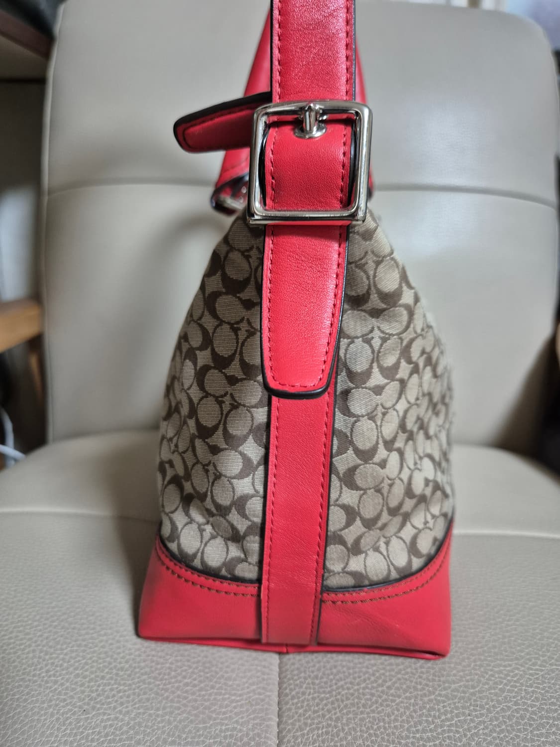 코치 시그니처 숄더백 상품이미지4