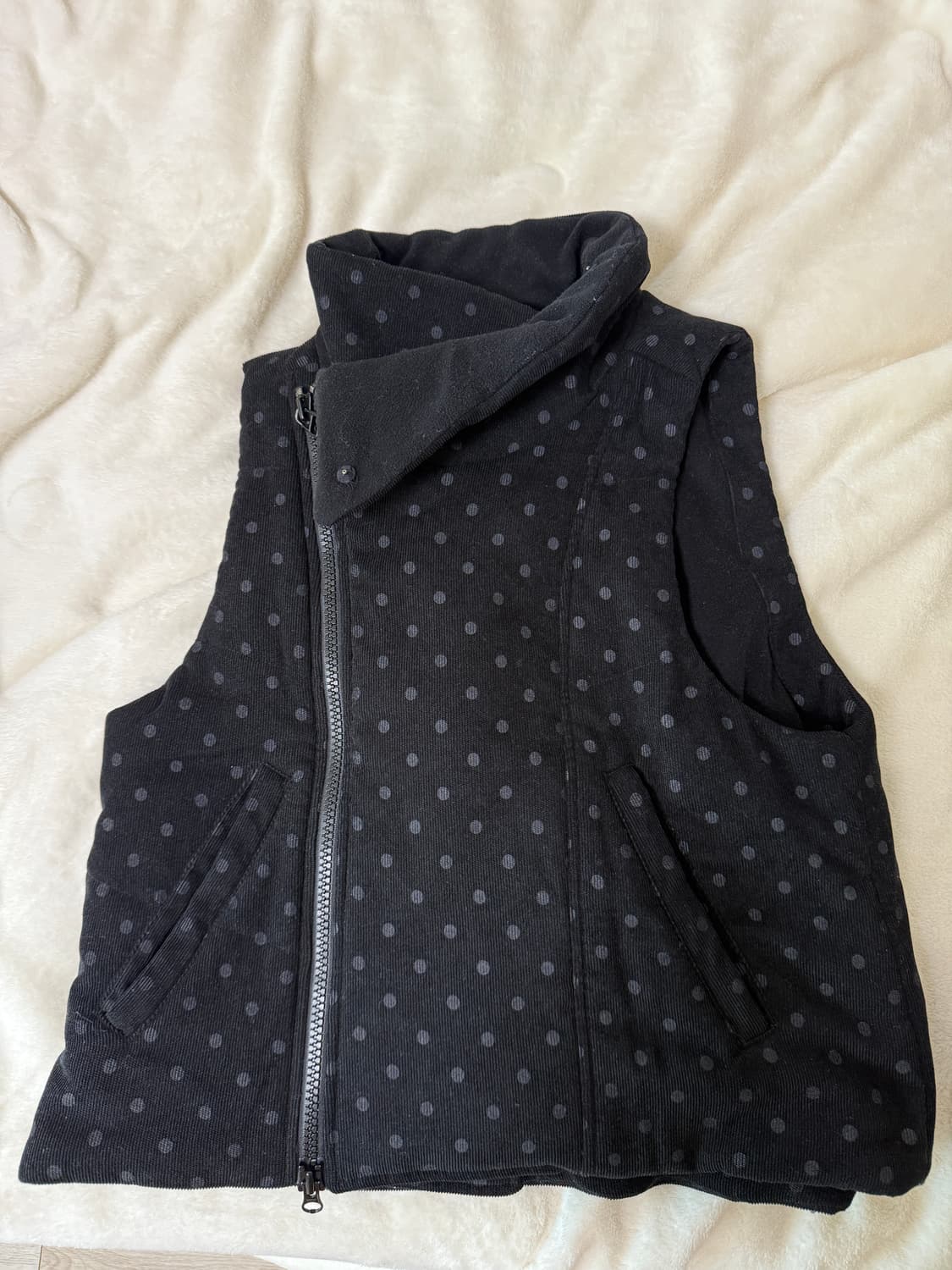 더뮤지엄비지터 패딩 조끼 도트 상품이미지1