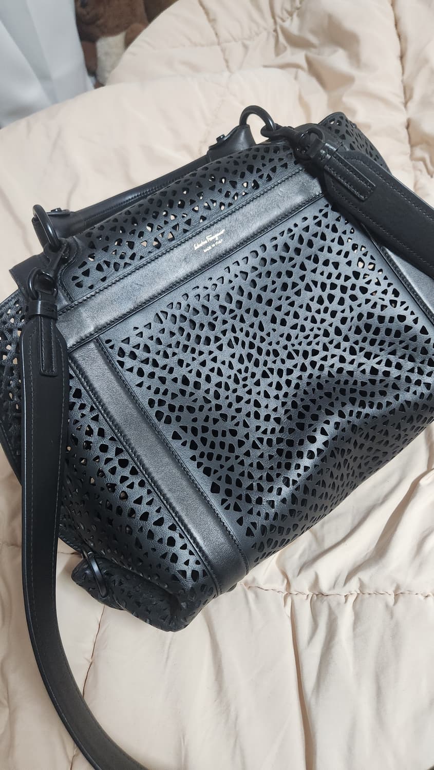 [정품] 급처 페라가모 소프트 소피아 레이저컷 토트백 블랙 상품이미지3