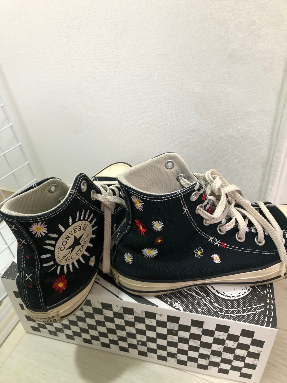 컨버스 척 테일러 올스타 하이 자수 플로럴 - 블랙 상품이미지1