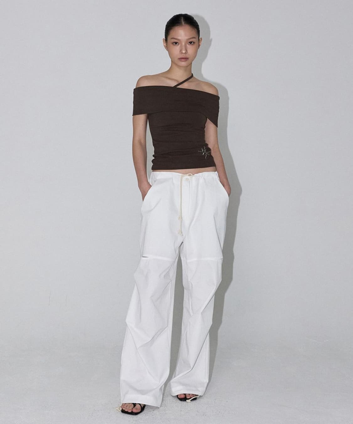 이네기 Embrace Off-Shoulder Top (brown) 상품이미지2