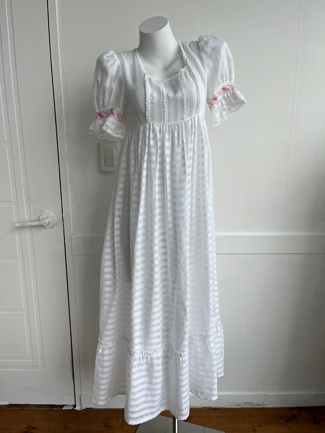 화이트 퍼프 시스루 스트라이프 롱 원피스 상품이미지1