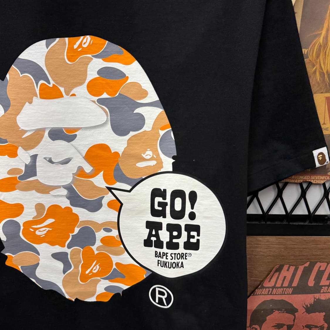 베이프 후쿠오카 반팔 티셔츠 전면 고 에이프 카모 로고 디테일 블랙 상품이미지5